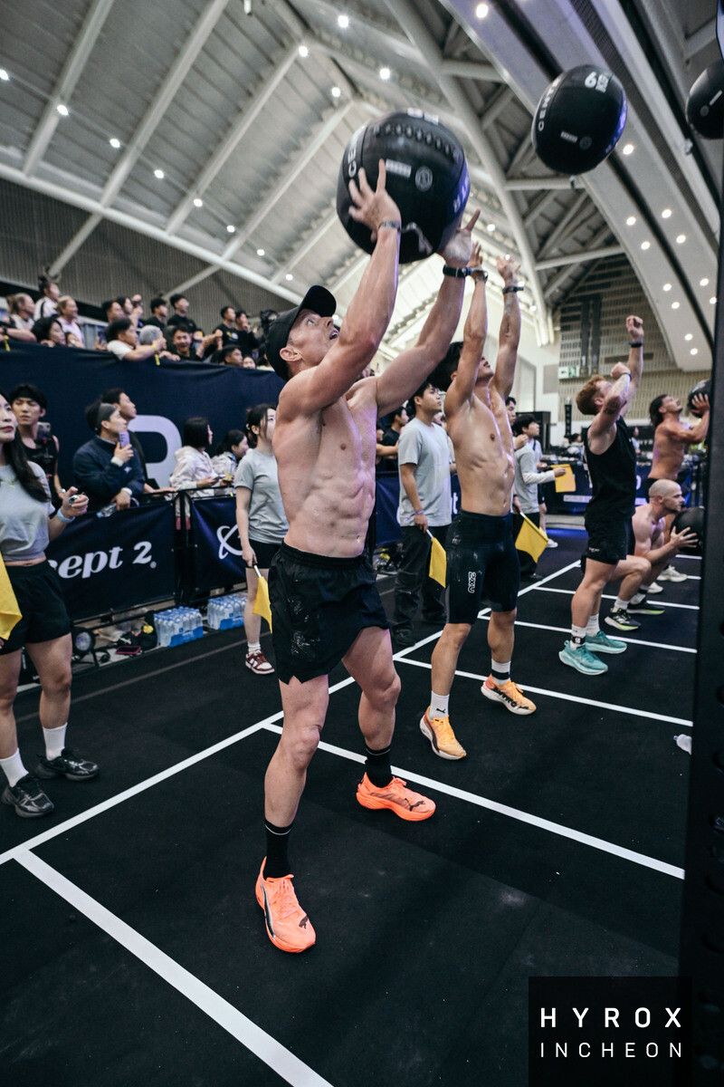 Luke Britton on wall balls at HYROX Incheon